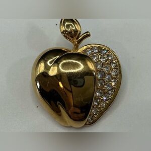 GOLD TONE RHINESTONE APPLE BROOCH UNKNOWN DESIGNER SMALL SIZE